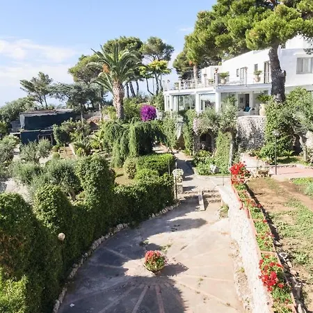 Con Piscina Con 8 Matrimoniali Ad Anacapri, By La Canostra Capri アナカプリ