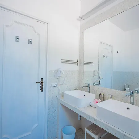 ヴィラ Con Piscina Con 8 Matrimoniali Ad Anacapri, By La Canostra Capri *