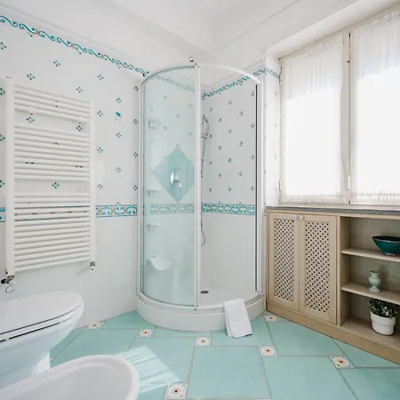 Con Piscina Con 8 Matrimoniali Ad Anacapri, By La Canostra Capri