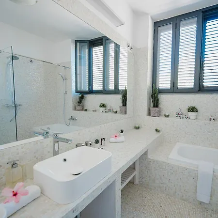 Con Piscina Con 8 Matrimoniali Ad Anacapri, By La Canostra Capri