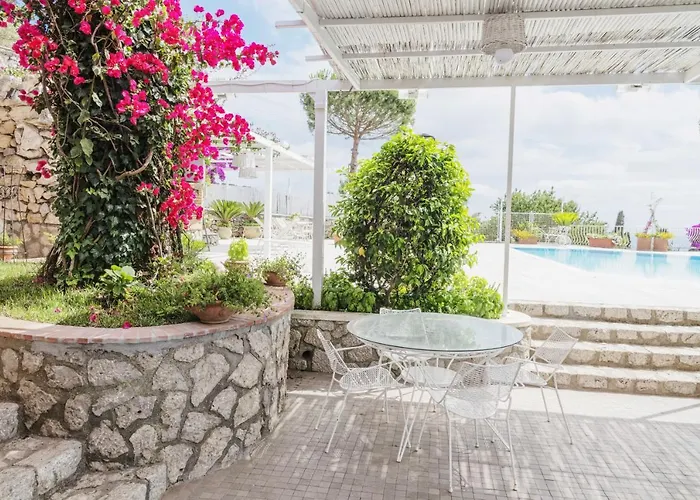 Con Piscina Con 8 Matrimoniali Ad Anacapri, By La Canostra Capri Vila