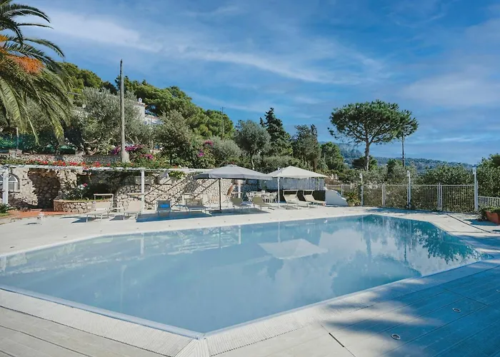 Vila Con Piscina Con 8 Matrimoniali Ad Anacapri, By La Canostra Capri *