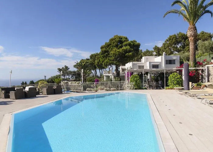 Con Piscina Con 8 Matrimoniali Ad Anacapri, By La Canostra Capri *