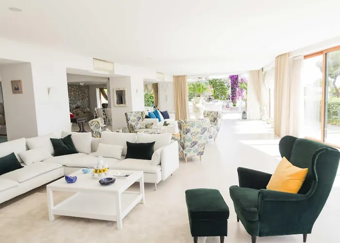 Vila Con Piscina Con 8 Matrimoniali Ad Anacapri, By La Canostra Capri