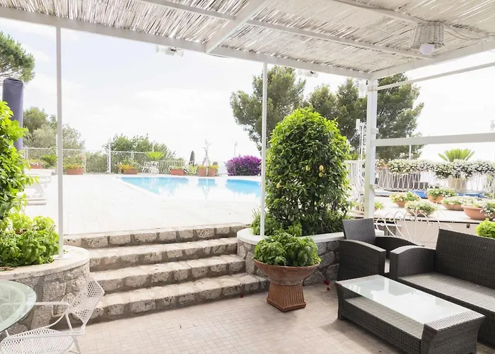 Con Piscina Con 8 Matrimoniali Ad Anacapri, By La Canostra Capri Vila