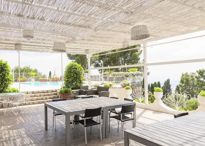 Con Piscina Con 8 Matrimoniali Ad Anacapri, By La Canostra Capri