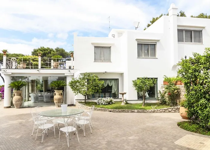 Vila Con Piscina Con 8 Matrimoniali Ad Anacapri, By La Canostra Capri