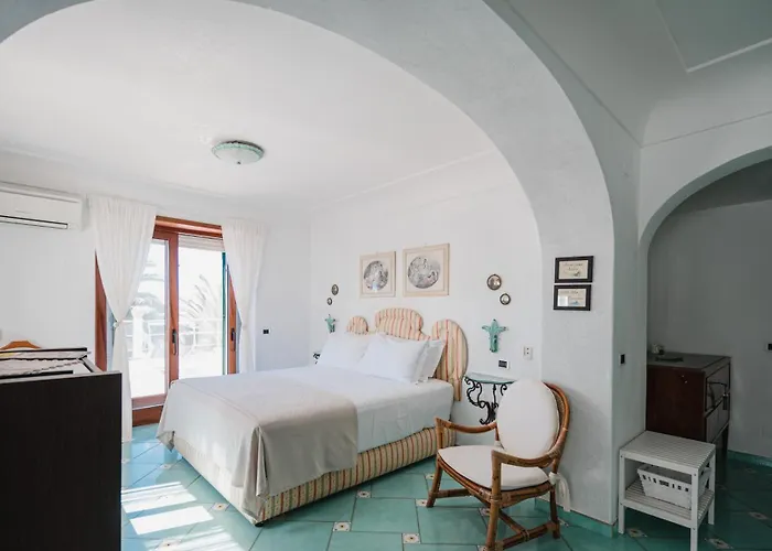 Con Piscina Con 8 Matrimoniali Ad Anacapri, By La Canostra Capri