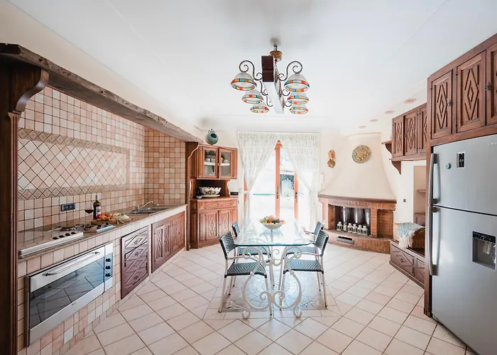 Vila Con Piscina Con 8 Matrimoniali Ad Anacapri, By La Canostra Capri *