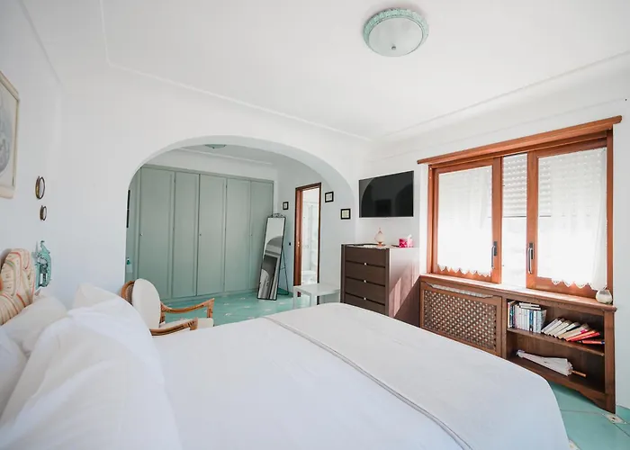 Vila Con Piscina Con 8 Matrimoniali Ad Anacapri, By La Canostra Capri *