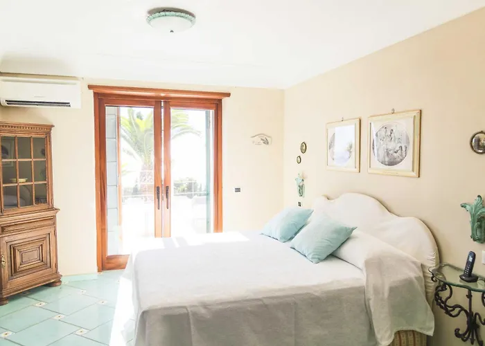 Con Piscina Con 8 Matrimoniali Ad Anacapri, By La Canostra Capri