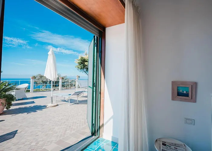 Con Piscina Con 8 Matrimoniali Ad Anacapri, By La Canostra Capri Anacapri (Isola di Capri)