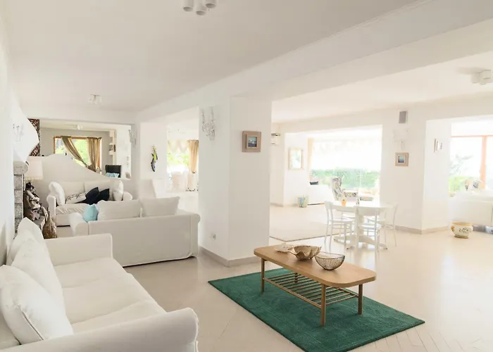 Vila Con Piscina Con 8 Matrimoniali Ad Anacapri, By La Canostra Capri *