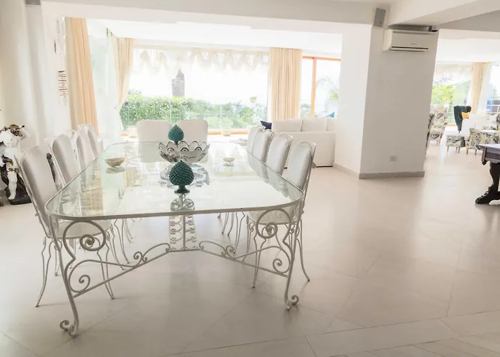 Con Piscina Con 8 Matrimoniali Ad Anacapri, By La Canostra Capri