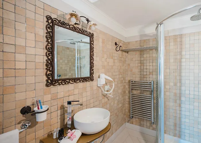 Con Piscina Con 8 Matrimoniali Ad Anacapri, By La Canostra Capri Anacapri (Isola di Capri)