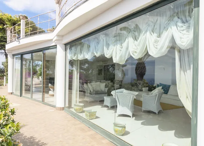 Vila Con Piscina Con 8 Matrimoniali Ad Anacapri, By La Canostra Capri