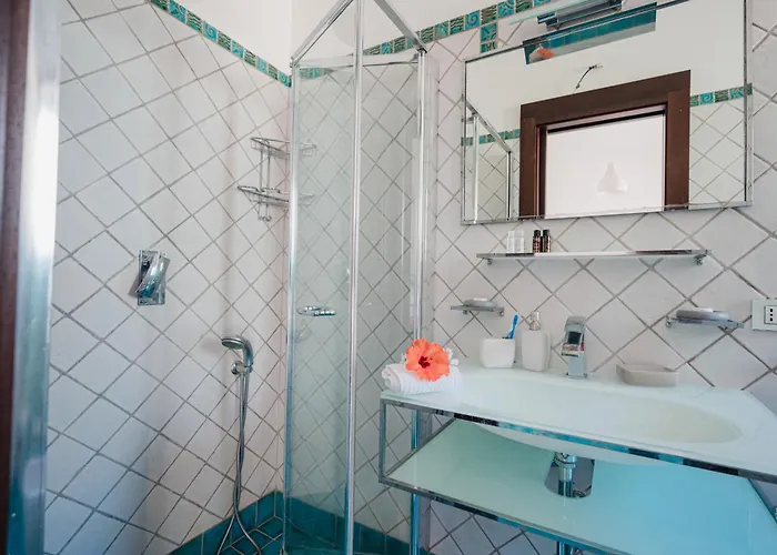 Con Piscina Con 8 Matrimoniali Ad Anacapri, By La Canostra Capri