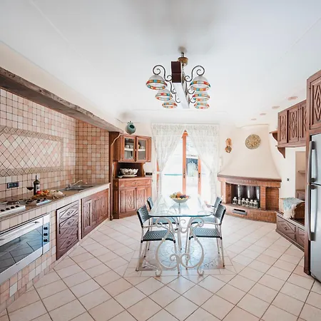 Vila Con Piscina Con 8 Matrimoniali Ad Anacapri, By La Canostra Capri *