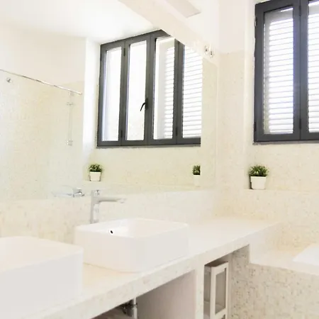 Con Piscina Con 8 Matrimoniali Ad Anacapri, By La Canostra Capri Anacapri (Isola di Capri)