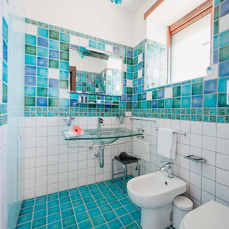 Con Piscina Con 8 Matrimoniali Ad Anacapri, By La Canostra Capri