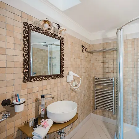 Con Piscina Con 8 Matrimoniali Ad Anacapri, By La Canostra Capri Anacapri (Isola di Capri)