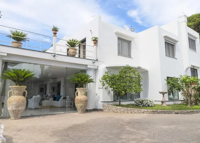 Con Piscina Con 8 Matrimoniali Ad Anacapri, By La Canostra Capri Вилла Анакапри