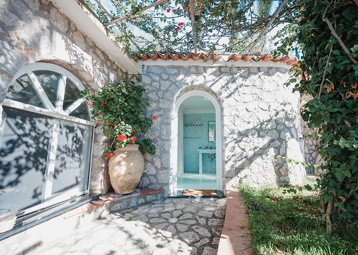 Con Piscina Con 8 Matrimoniali Ad Anacapri, By La Canostra Capri