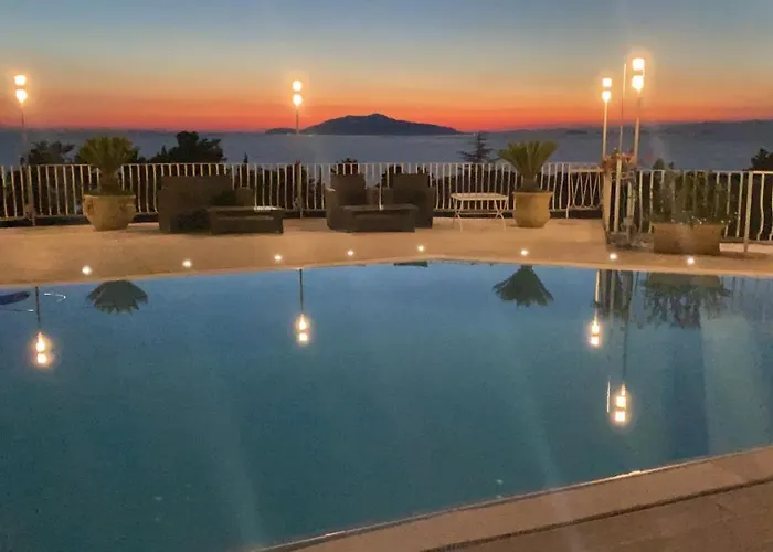 Con Piscina Con 8 Matrimoniali Ad Anacapri, By La Canostra Capri Anacapri (Isola di Capri)