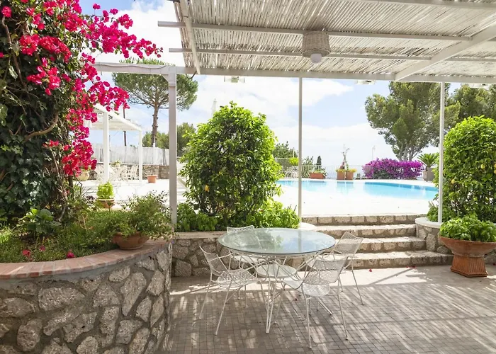 Con Piscina Con 8 Matrimoniali Ad Anacapri, By La Canostra Capri *