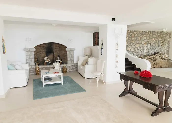 Con Piscina Con 8 Matrimoniali Ad Anacapri, By La Canostra Capri Вилла