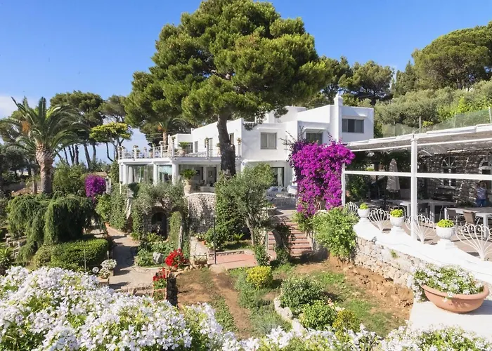 Con Piscina Con 8 Matrimoniali Ad Anacapri, By La Canostra Capri Вилла Анакапри