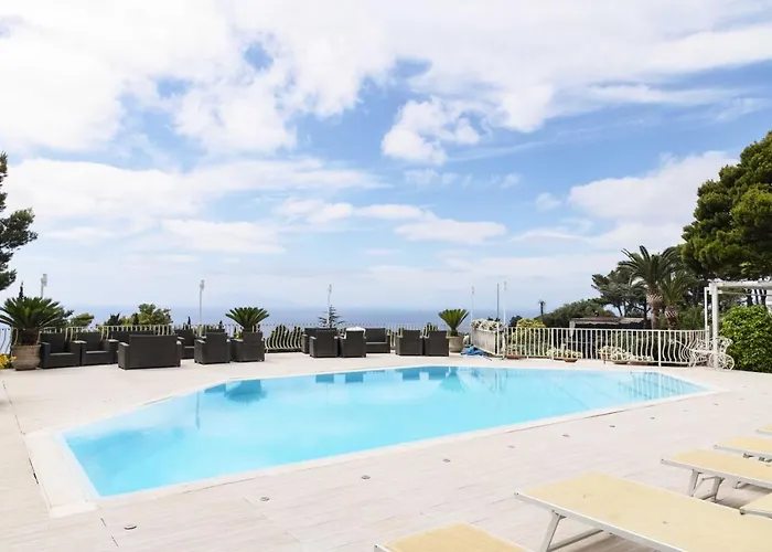 Con Piscina Con 8 Matrimoniali Ad Anacapri, By La Canostra Capri Вилла