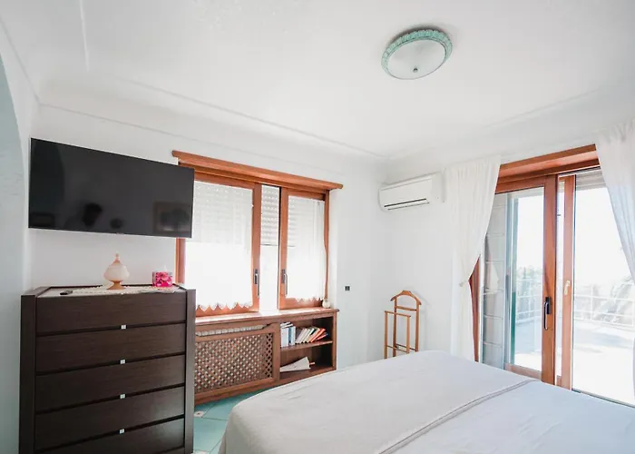 Вилла Con Piscina Con 8 Matrimoniali Ad Anacapri, By La Canostra Capri