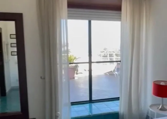 Con Piscina Con 8 Matrimoniali Ad Anacapri, By La Canostra Capri Анакапри