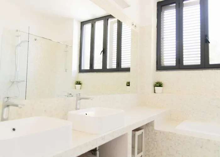 Con Piscina Con 8 Matrimoniali Ad Anacapri, By La Canostra Capri Анакапри