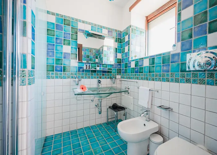 Con Piscina Con 8 Matrimoniali Ad Anacapri, By La Canostra Capri