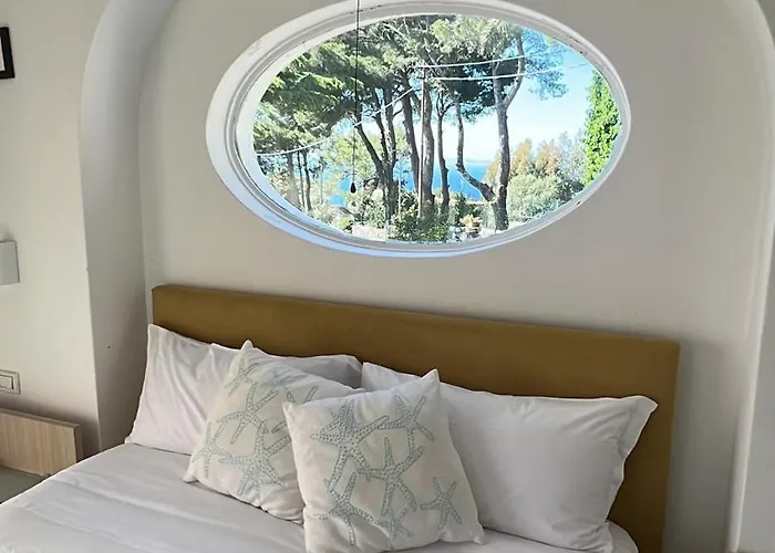 Con Piscina Con 8 Matrimoniali Ad Anacapri, By La Canostra Capri