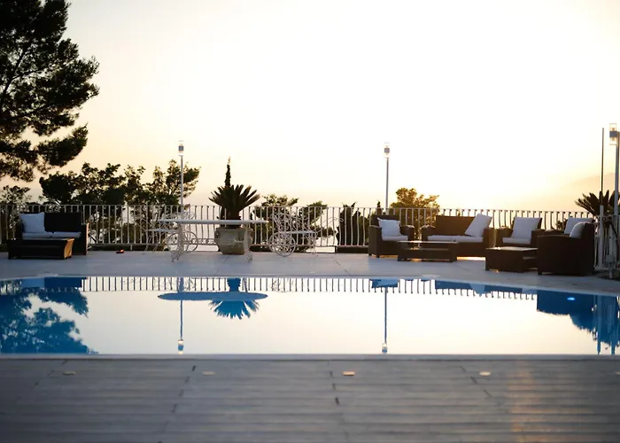 Con Piscina Con 8 Matrimoniali Ad Anacapri, By La Canostra Capri