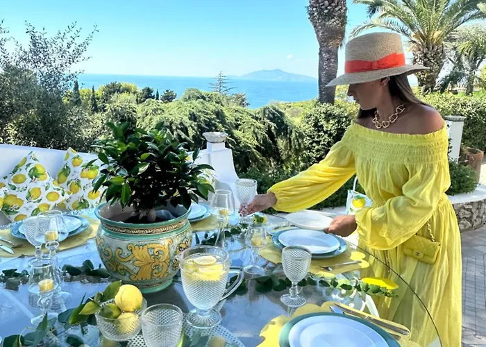 Con Piscina Con 8 Matrimoniali Ad Anacapri, By La Canostra Capri Анакапри