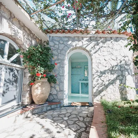 Con Piscina Con 8 Matrimoniali Ad Anacapri, By La Canostra Capri