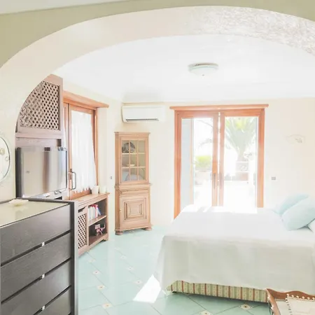 Villa Con Piscina Con 8 Matrimoniali Ad Anacapri, By La Canostra Capri
