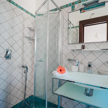 Con Piscina Con 8 Matrimoniali Ad Anacapri, By La Canostra Capri