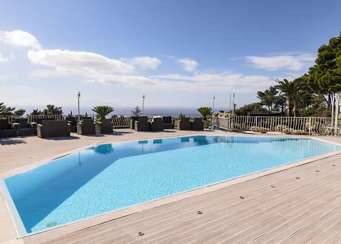 Villa Con Piscina Con 8 Matrimoniali Ad Anacapri, By La Canostra Capri *