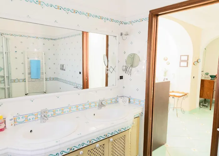 Villa Con Piscina Con 8 Matrimoniali Ad Anacapri, By La Canostra Capri