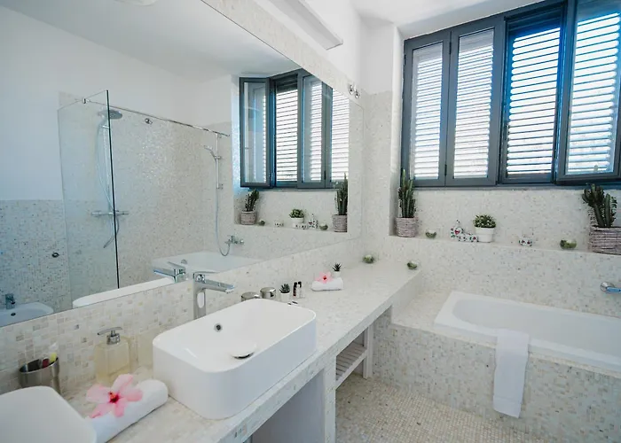 Con Piscina Con 8 Matrimoniali Ad Anacapri, By La Canostra Capri